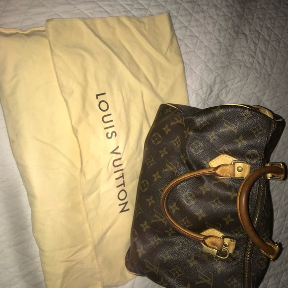 I’m selling spiry 30 LV original has a code inse the bag - Picture 3 of 6